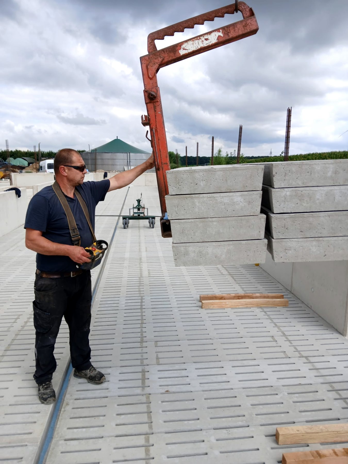 Mitarbeiter setzt Betonspalten mit Hebetechnik