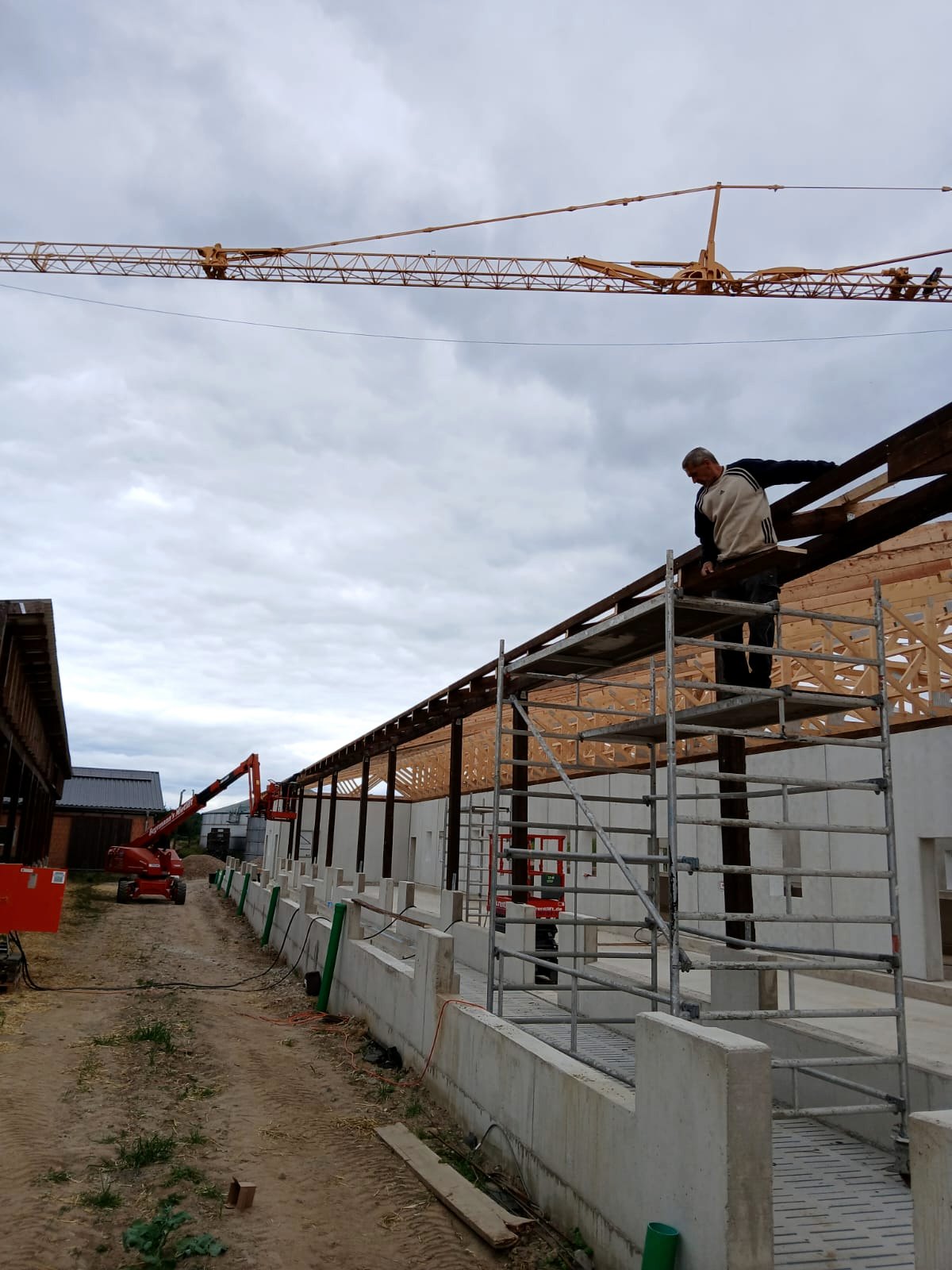 Stallneubau mit Fertigteilwänden und Holzdachstuhl
